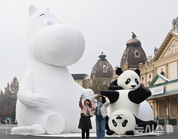 [용인=뉴시스] 김종택 기자 = 2일 경기도 용인시 에버랜드 글로벌페어 중앙 광장에 핀란드 대표 캐릭터인 무민과 쌍둥이 판다 루이바오·후이바오가 함께 겨울을 즐기는 모습의 초대형 ABR(Aero Balloon Robot)이 설치돼 있다. 에버랜드는 무민과 함께하는 윈터토피아 겨울축제를 내년 3월 3일까지 개최한다. 2024.12.02. jtk@newsis.com