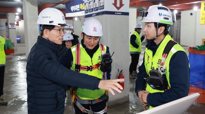 [서울=뉴시스] 김문수 고용노동부 장관이 지난 2일 서울 서대문구 영천구 주택재개발 정비사업 현장을 찾아 겨울철 건설현장 안전관리 실태를 점검하고 있다. (사진=고용노동부 제공) 2024.12.02. photo@newsis.com *재판매 및 DB 금지