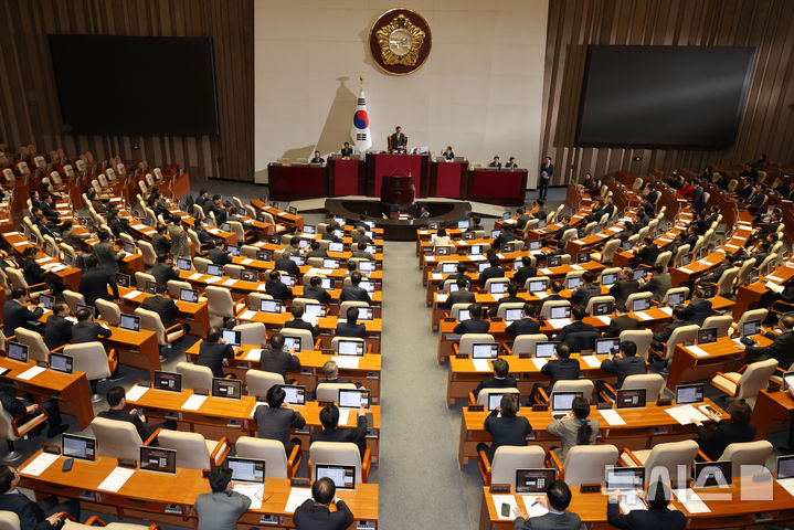 [서울=뉴시스] 권창회 기자 = 우원식 국회의장이 2일 오후 서울 여의도 국회에서 열린 제418회 국회(정기회) 제14차 본회의에서 발언하고 있다. 2024.12.02. kch0523@newsis.com