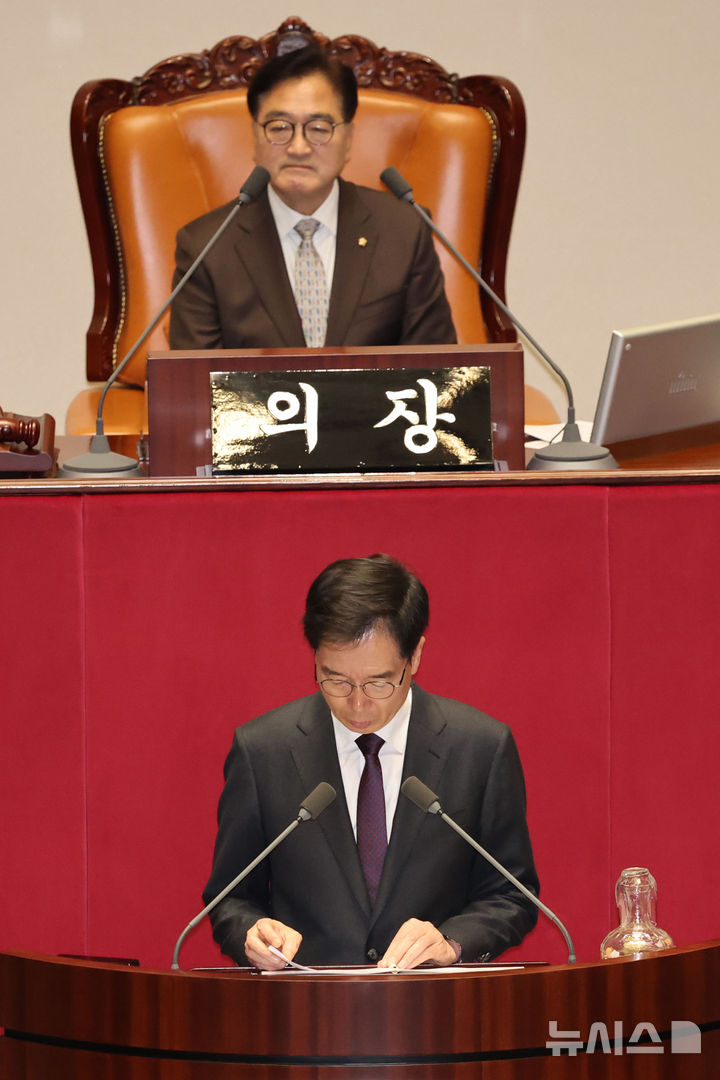 [서울=뉴시스] 권창회 기자 = 2일 오후 서울 여의도 국회에서 열린 제418회 국회(정기회) 제14차 본회의에서 정명호 국회 의사국장이 최재해 감사원장과 이창수 서울중앙지검장, 조상원 4차장검사, 최재훈 반부패수사2부장에 대한 탄핵 소추안 등을 보고하고 있다. 2024.12.02. kch0523@newsis.com