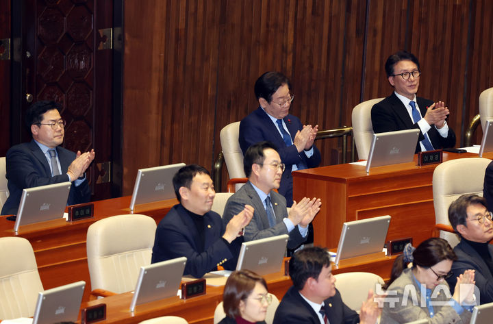 [서울=뉴시스] 고승민 기자 = 이재명 더불어민주당 대표와 박찬대 원내대표, 김민석 최고위원이 등 의원들이 2일 서울 여의도 국회에서 열린 제418회 국회(정기회) 제14차 본회의에서 허영 더불어민주당 의원의 의사진행 발언에 박수치고 있다. 2024.12.02. kkssmm99@newsis.com