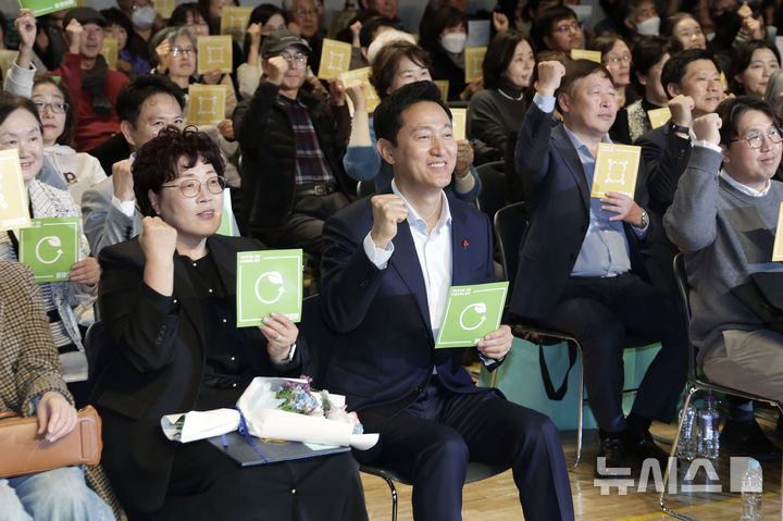 [서울=뉴시스] 최동준 기자 = 오세훈 서울시장이 2일 서울 중구 서울시청에서 열린 서울 중장년 가치동행일자리 성과공유회에서 참석자들과 기념촬영을 하고 있다. 2024.12.02. photocdj@newsis.com