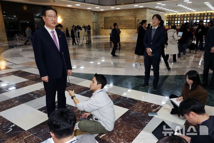 [서울=뉴시스] 조성우 기자 = 박성재 법무부 장관이 2일 오후 서울 여의도 국회 로텐더홀에서 이창수 서울중앙지검장 등 검사 3명에 대한 탄핵소추안이 본회의에 보고된 것과 관련해 입장을 밝히고 있다. 2024.12.02. xconfind@newsis.com