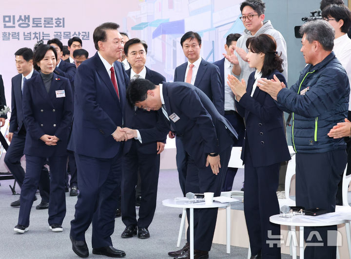 [공주=뉴시스] 조수정 기자 = 윤석열 대통령이 2일 충남 공주시 아트센터 고마에서 '다시 뛰는 소상공인·자영업자, 활력 넘치는 골목상권'을 주제로 열린 국민과 함께하는 민생토론회에 입장하며 참석자들과 인사하고 있다. 2024.12.02. chocrystal@newsis.com