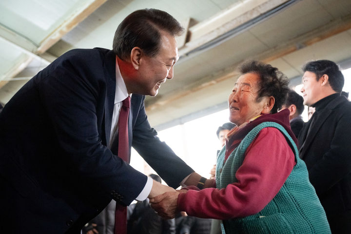 [서울=뉴시스] 최진석 기자 = 윤석열 대통령이 2일 충남 공주시 공주산성시장을 찾아 상인과 악수하고 있다. (사진=대통령실 제공) 2024.12.02. photo@newsis.com *재판매 및 DB 금지