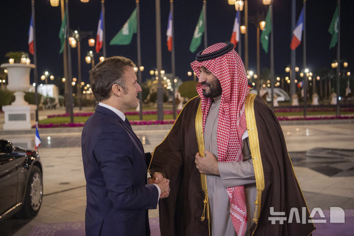 [리야드=AP/뉴시스] 사우디아라비아를 국빈 방문한 에마뉘엘 마크롱(왼쪽) 프랑스 대통령이 2일(현지시각) 리야드 왕궁에 도착해 무함마드 빈살만 왕세자의 영접을 받고 있다. 2024.12.06.