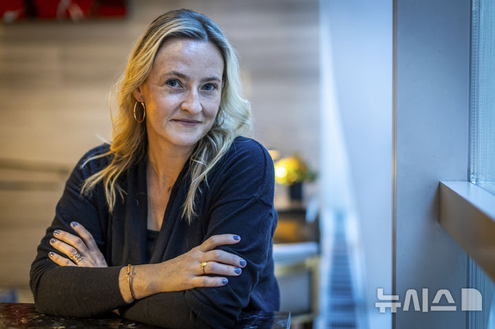 [뉴욕= AP/뉴시스] 추수감서절 다음 주의 화요일로 정해진 기부의 날  '기빙 튜즈데이'가 2012년 온라인 운동으로 시작돼 2020년 국제 자선단체로 확대되었다.  사진은 이 단체의 아샤 쿠란 대표가 11월 25일 AP통신과 인터뷰하는 모습. 2025. 12.02.  