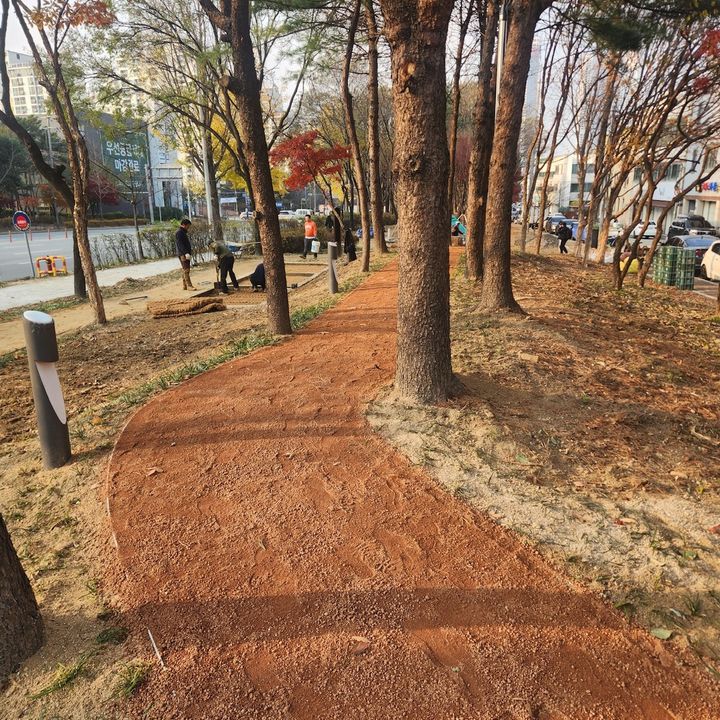 [청주=뉴시스] 충북 청주시 흥덕구 가경동 황톳길. (사진=청주시 제공) photo@newsis.com *재판매 및 DB 금지