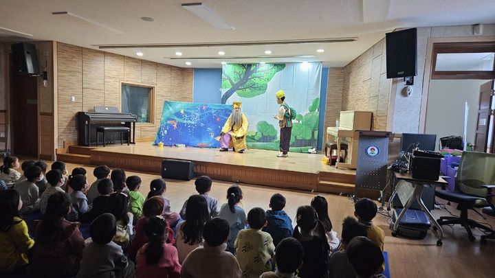 [울산=뉴시스] 구미현 기자 = 울산시교육청은 오는 19일까지 울산 지역 공·사립유치원 70개 원에서 '찾아가는 울산 이야기 한마당' 공연을 열고 있다고 3일 밝혔다. 사진은 공연의 한 장면. (사진=울산시교육청 제공) 2024.12.03. photo@newsis.com *재판매 및 DB 금지