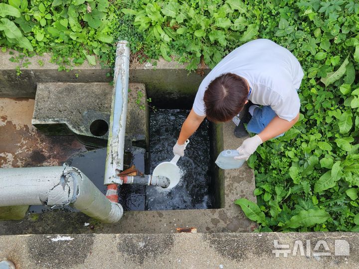 [제주=뉴시스] 제주시 단속원이 관내 대기·수질 오염물질 배출업소에서 시료를 채취하는 모습. (사진=제주시 제공) 2024.12.03. photo@newsis.com *재판매 및 DB 금지