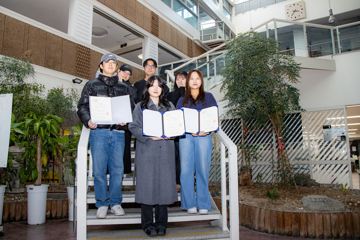 제25회 DGID 실내건축디자인대전에서 대상과 우수상 등을 수상한 영남대 건축학부 학생들. *재판매 및 DB 금지