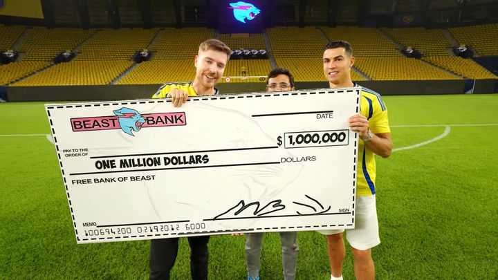 [서울=뉴시스] 지난 1일 유튜브 채널 '미스터 비스트'에는 '호날두를 이기고 100만 달러를 획득하세요'라는 영상이 올라왔다. (사진= 유튜브 '미스터 비스트' 캡처 ) 2024.12.03. photo@newsis.com *재판매 및 DB 금지