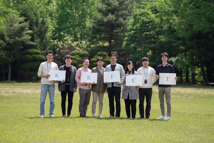 [대전=뉴시스] 페로브스카이트 태양전지 분야 우수 연구성과를 지속 도출하고 있는 화학연구원 전남중(왼쪽서 다섯째) 박사와 연구원들.(사진=화학연구원 제공) *재판매 및 DB 금지