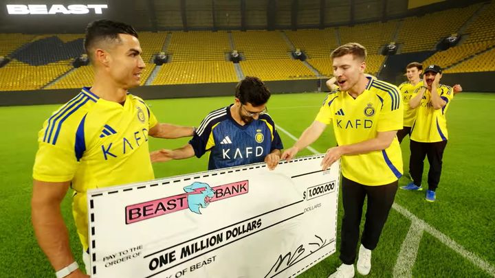 [서울=뉴시스] 지난 1일 유튜브 채널 '미스터 비스트'에는 '호날두를 이기고 100만 달러를 획득하세요'라는 영상이 올라왔다. (사진= 유튜브 '미스터 비스트' 캡처 ) 2024.12.03. photo@newsis.com *재판매 및 DB 금지