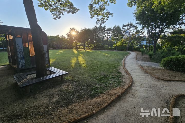 [인천=뉴시스] 인천 서구 심곡동 서곶근린공원에 조성된 맨발 산책길. (사진=서구 제공) 2024.12.03. photo@newsis.com