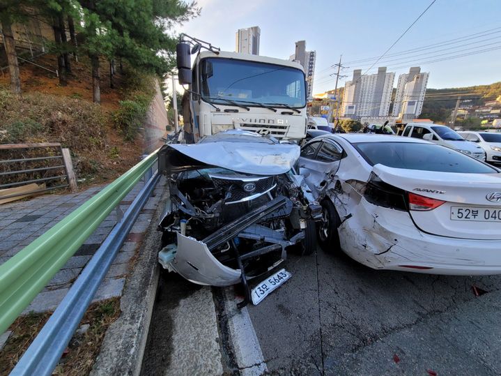 [통영=뉴시스] 신정철 기자= 3일 오전 7시 45분께 경남 통영시 광도면 국도에서 15t 화물차가 앞 차량을 들이받으며 14중 추돌사고가 발생했다. 이 사고로 20명이 부상을 입었고 이중 13명이 병원으로 이송됐다.사진은 사고 현장 모습.(사진=통영소방서 제공).2024.12.03. photo@newsis.com *재판매 및 DB 금지