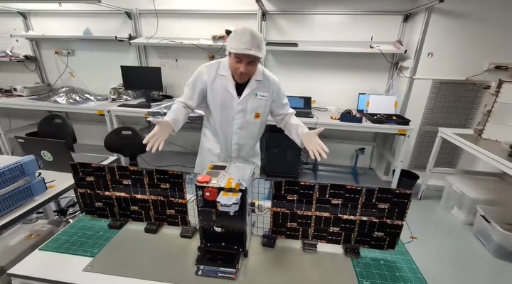 유튜버 마크 로버가 다음달 발사할 예정인 인공위성(사진 : 마크 로버 유튜브 영상 캡처) *재판매 및 DB 금지