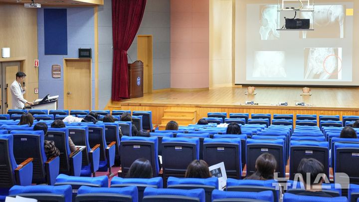 [인천=뉴시스] 가톨릭관동대 국제성모병원은 최근 인천시교육청과 함께 중도·중복장애학생 담당 교사들의 지원 역량 강화 교육을 실시했다고 3일 밝혔다. (사진=가톨릭관동대 국제성모병원 제공) 2024.12.03. photo@newsis.com 