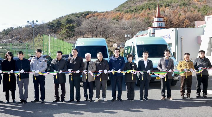 [보령=뉴시스] 보령시 수요응답형 공공형 버스 '불러보령' 개통식에서 참석자들이 기념촬영을 하고 있다. (사진=보령시청 제공) 2024.12.03. photo.newsis.com *재판매 및 DB 금지