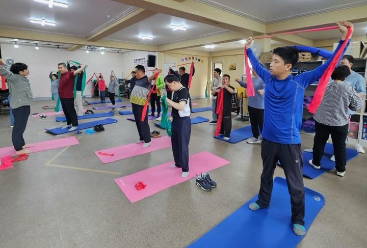 [밀양=뉴시스] 발달장애인 운동 프로그램을 운영하고 있다. (사진=밀양시 제공) 2024.12.03. photo@newsis.com *재판매 및 DB 금지