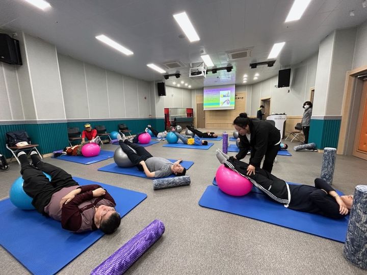 [밀양=뉴시스] 뇌병변장애인 맞춤형 재활 운동 교실을 운영하고 있다. (사진=밀양시 제공) 2024.12.03. photo@newsis.com *재판매 및 DB 금지