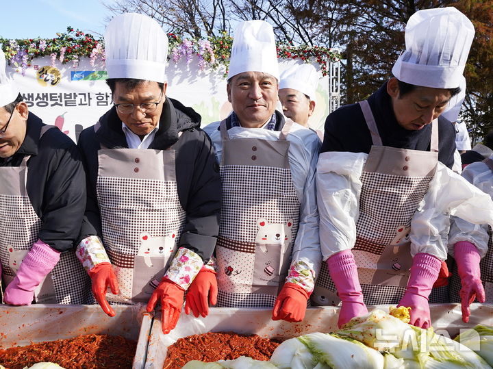 [세종=뉴시스]한돈자조금관리위원회는 3일 국회 헌정회 인근 생생텃밭에서 열린 김장나눔행사에 참여했다. 이번 행사는 우원식 국회의장을 비롯해 주호영 국회 부의장, 한돈자조금 손세희 위원장 등 약 100명이 참석한 가운데 진행됐다.(사진=한돈자조금 제공)