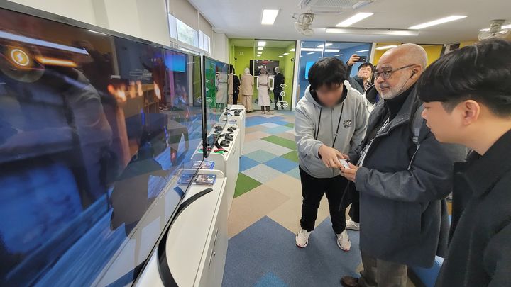 [안양=뉴시스] 박종대 기자 = '2024 유네스코 교육의 미래 국제포럼'을 찾은 전 세계 교육 관계자들이 3일 오전 경기 안양시 동안구에 소재한 경기게임마이스터고등학교를 방문해 학생들이 수업하고 있는 공간을 견학하고 있다. 2024.12.03. pjd@newsis.com *재판매 및 DB 금지