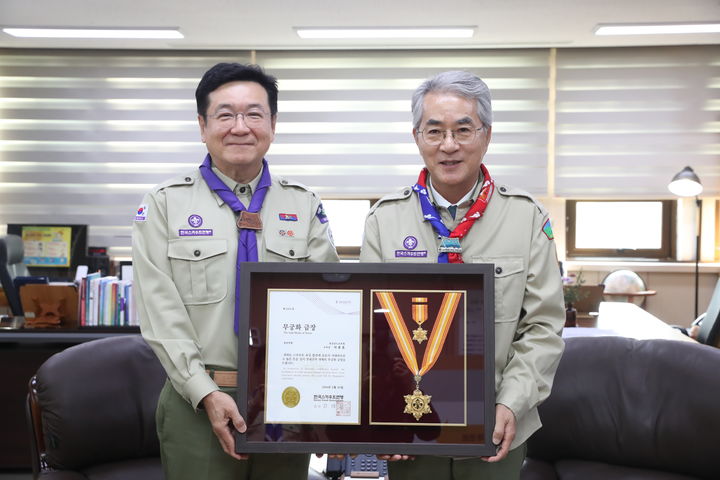 [창원=뉴시스]3일 경상남도교육청 교육감 집무실에서 열린 수여식에서 이찬희 한국스카우트연맹 총재와 기념촬영하는 박종훈(오른쪽) 경남교육감. (사진=경남교육청 제공) 2024.12.03.photo@newsis.com *재판매 및 DB 금지