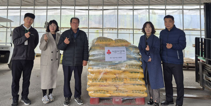 [담양=뉴시스] 송창헌 기자 = 전남 담양군 봉산면 탄금마을에 사는 60대 농민, 김영완(가운데)씨가 3일 자신이 직접 수확한 20kg들이 백미 50포를 어려운 이웃에게 나눠 달라며 면사무소에 기탁하고 있다. (사진=담양군 제공) 2024.12.03 photo@newsis.com *재판매 및 DB 금지