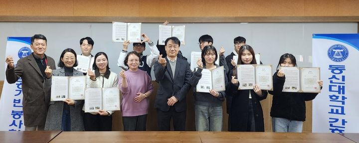 [나주=뉴시스] 전남의사회 주관 수기공모전에서 수상한 동신대 간호학과 학생들. (사진 = 동신대 제공). 2024.12.03. photo@newsis.com *재판매 및 DB 금지