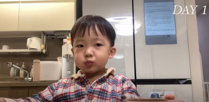 [서울=뉴시스]2021년생 태하의 일상을 담는 유튜브 '태요미네' 계정에 올라온 공지문을 두고 누리꾼들 사이에서 갑론을박이 일었다. (사진=유튜브 태요미네) *재판매 및 DB 금지