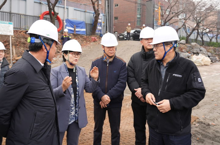 [서울=뉴시스] 이순희 서울 강북구청장(왼쪽)이 우이천 수변활력거점 조성사업 현장인 우이교(수유동 647-4) 일대를 방문해 공사 현황을 살피고 있다. 2024.12.03. (사진=강북구 제공) *재판매 및 DB 금지