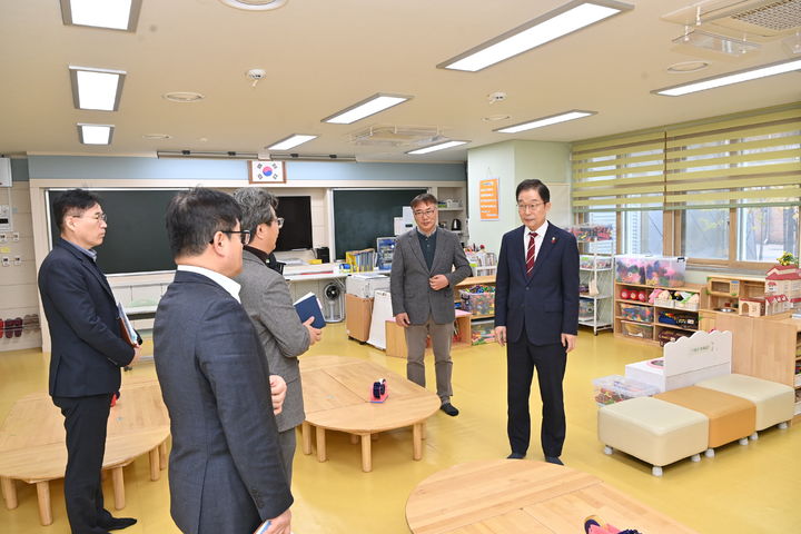 [안동=뉴시스] 임종식 경북교육감이 3일 예천 호명초등학교를 방문해 돌봄교실 운영 대책을 점검하고 있다. (사진=경북교육청 제공) 2024.12.03. photo@newsis.com *재판매 및 DB 금지