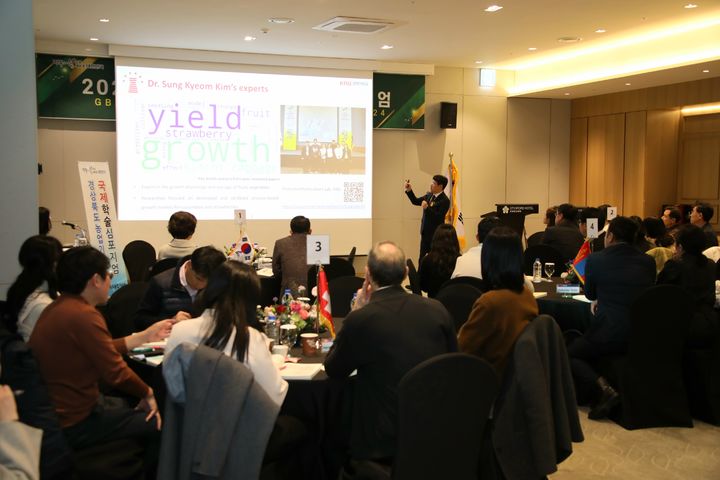 [안동=뉴시스] 3일 안동 스탠포드호텔에서 '2024년 경북농업 국제학술 심포지엄'이 열리고 있다. (사진=경북도 제공) 2024.12.03 photo@newsis.com *재판매 및 DB 금지