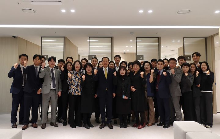 [서울=뉴시스]2일 서울 선릉역 인근 삼흥빌딩에서 이문구 동양생명 대표(가운데)가 임직원들과 함께 강남플라자 개소식 기념촬영을 하고 있다.(사진=동양생명 제공)2024.12.03 photo@newsis.com *재판매 및 DB 금지