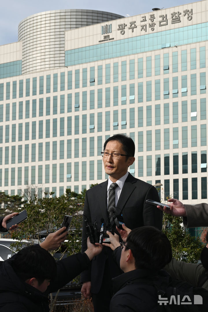 [광주=뉴시스] 2009년 전남 순천의 한 마을에서 발생한 '청산가리 막걸리 살인 사건' 부녀의 재심 첫 재판이 열린 2024년 12월3일 오후 광주고등법원 앞에서 부녀의 법률 대리인을 맡은 박준영 변호사가 기자들의 질문에 답변하고 있다. (사진=뉴시스 DB). photo@newsis.com 