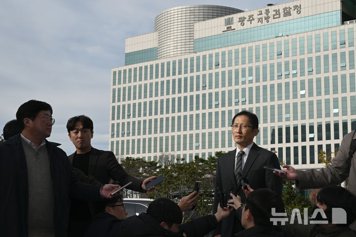 [광주=뉴시스] 박기웅 기자 = 2009년 전남 순천의 한 마을에서 발생한 '청산가리 막걸리 살인 사건' 부녀의 재심 첫 재판이 열린 3일 오후 광주고등법원 앞에서 부녀의 법률 대리인을 맡은 박준영 변호사가 기자들의 질문에 답변하고 있다. 2024.12.03. pboxer@newsis.com