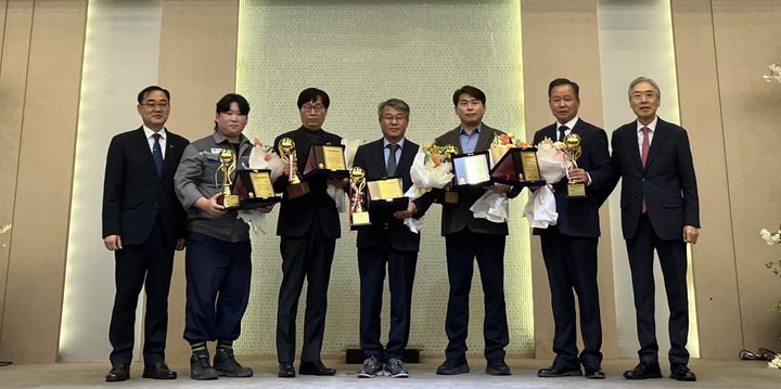 [양산=뉴시스] 희창유업이 2024년 경남도 산업안전대상에서 최우수상을 수상하고 기념촬영을 하고 있다. (사진=양산시 제공) 2024.12.03. photo@newsis.com *재판매 및 DB 금지
