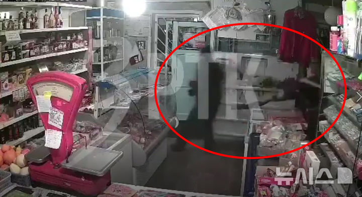 러시아에서 상점을 털려던 무장강도가 여성 주인에게 총을 뺏기고 도망치는 사건이 일어났다. 출처 : @telegram *재판매 및 DB 금지