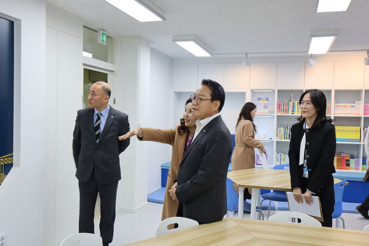 [부산=뉴시스] 2일 사상구 백양종합사회복지관에서 아동 해양산업·문화 학습 공간인 '해양 드림 독'(Dream Dock) 1호점 개소식이 진행되고 있다. (사진=한국해양진흥공사 제공) 2024.12.02. photo@newsis.com *재판매 및 DB 금지