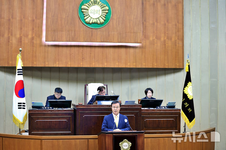 [의왕=뉴시스] 김성제 의왕시장이 2일 제308회 의왕시 의회 정례회의‘에 참석해 내년도 예산(안)에 대해 설명하고 있다. (사진=의왕시 제공) 2024.12.03. photo@newsis.com