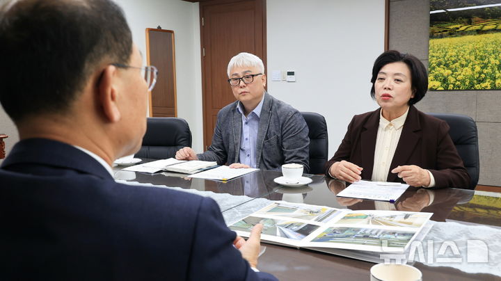 [과천=뉴시스] 신계용 과천시장이 3일 이성해 국가 철도 공단 이사장을 만나, 관내 5개 지하철 역 시설 개선, 내년 동시 착공을 요구했다. (사진=과천시 제공). 2024.12.03. photo@newsis.com *재판매 및 DB 금지