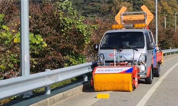 [대구=뉴시스] 고속도로 잡물 기계화 수거 (사진=한국도로공사 제공) 2024.12.03 photo@newsis.com *재판매 및 DB 금지