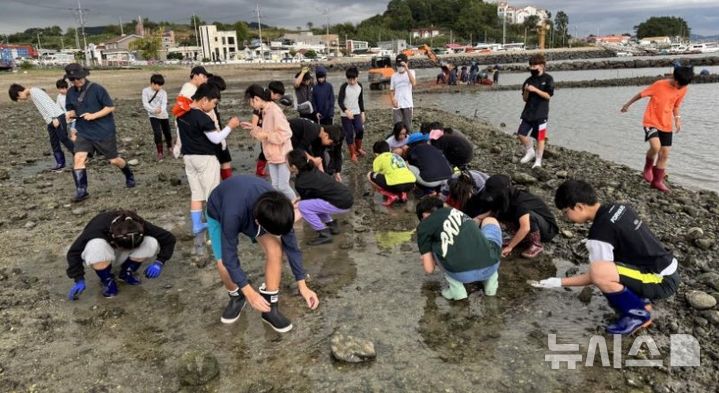 [창원=뉴시스]제17회 어촌마을 전진대회 '바다가꿈 우수사례' 부문 우수상에 선정된 통영시 선촌어촌계 운영 해양생태교육 프로그램 참가자들.(사진=경남도 제공) 2024.12.03. photo@newsis.com