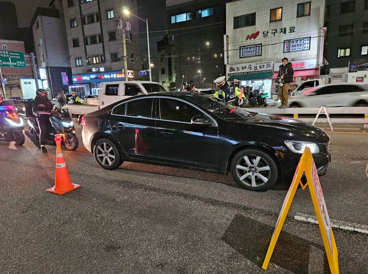 [서울=뉴시스] 오정우 기자 = 서울 관악경찰서는 전날 오후 8~10시께 연말을 맞아 서울 관악구 일대에서 음주 운전 단속을 실시했다. 2024.12.04. friend@newsis.com *재판매 및 DB 금지