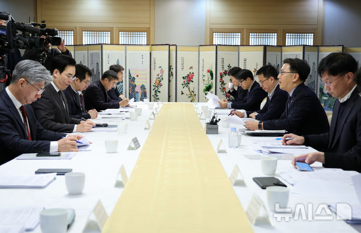 [서울=뉴시스] 배훈식 기자 = 김범석 기획재정부 1차관이 3일 오전 서울 종로구 정부서울청사에서 경제관계차관회의 겸 물가관계차관회의를 하고 있다. 2024.12.03. dahora83@newsis.com