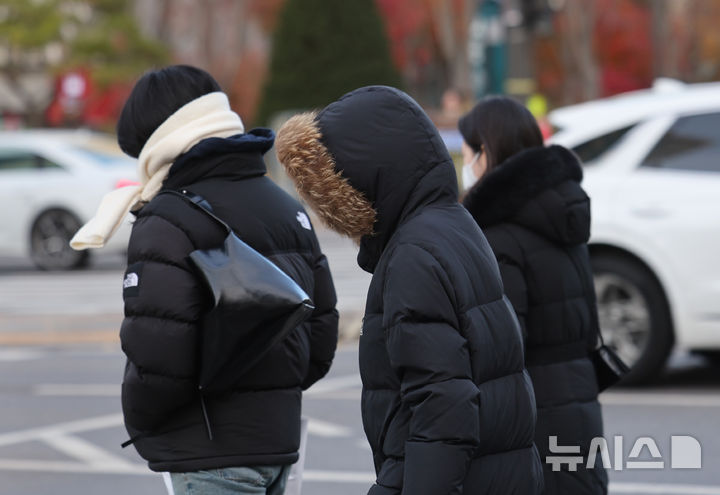 [서울=뉴시스] 김금보 기자 = 영하권 초겨울 추위를 보인 3일 오전 서울시내 거리에서 시민들이 패딩을 입고 이동하고 있다. 2024.12.03. kgb@newsis.com