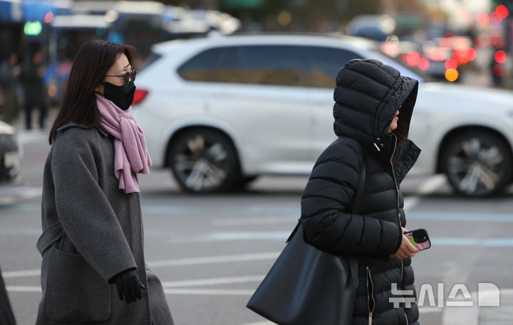 [서울=뉴시스] 김금보 기자 = 영하권 초겨울 추위를 보인 3일 오전 서울시내 거리에서 시민들이 패딩을 입고 이동하고 있다. 2024.12.03. kgb@newsis.com