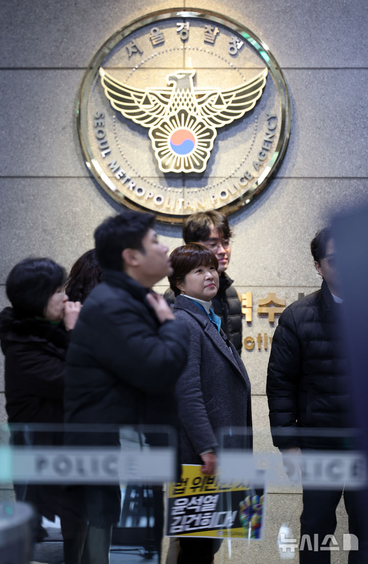 [서울=뉴시스] 김금보 기자 = 전희영 전국교직원노동조합 위원장이 3일 오전 서울 마포구 서울경찰청 광역수사단 공공범죄수사대에서 국가공무원법 위반 혐의 조사에 출석하고 있다. 2024.12.03. kgb@newsis.com