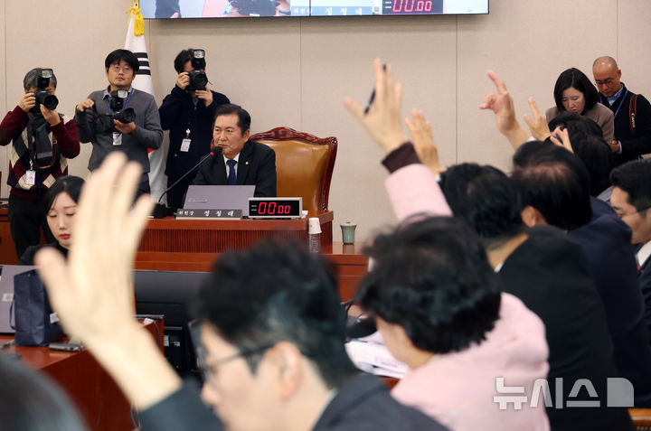 [서울=뉴시스] 고승민 기자 = 정청래 국회 법사위원장이 3일 서울 여의도 국회에서 법무부·검찰청·검사의 헌법·법령 위반 등에 대한 감사요구를 안건으로 열린 제418회 국회(정기회) 법제사법위원회 제18차 전체회의를 주재하고 있다. 여당 의원들이 손을 들어 토론 발언을 요청하고 있다. 2024.12.03. kkssmm99@newsis.com